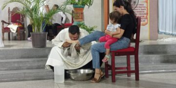 El Padre que realizó lavatorio de los pies solo a mujeres