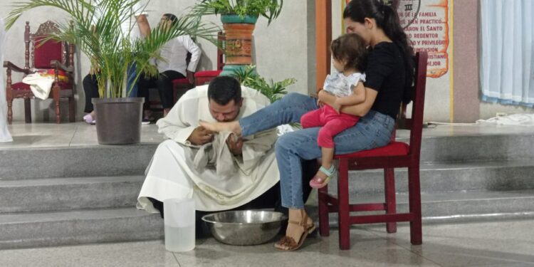 El Padre que realizó lavatorio de los pies solo a mujeres