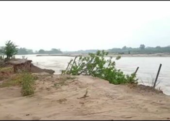 Padres de familia y estudiantes de zona rural de Tame con afectaciones por la vía que se llevó el río Cusay