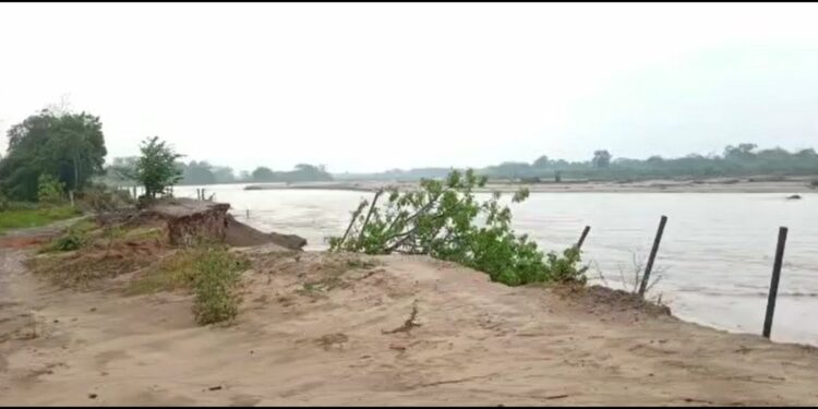 Padres de familia y estudiantes de zona rural de Tame con afectaciones por la vía que se llevó el río Cusay