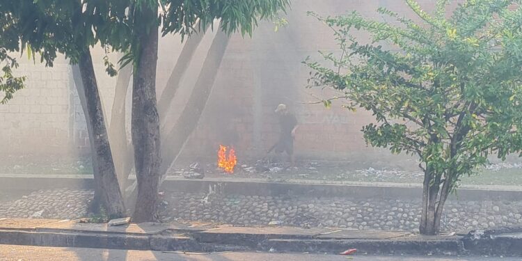 La Plazoleta Carmentea y el Caño Córdoba agonizan entre basuras, quemas, indigencia y hasta robos