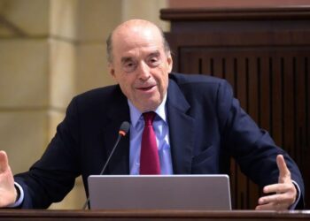 El canciller seguirá en el cargo: se cayó la moción de censura