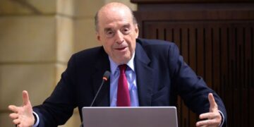 El canciller seguirá en el cargo: se cayó la moción de censura