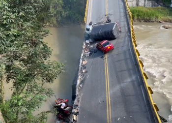 Colapso de puente entre Quindío y Valle del Cauca, dejó 2 muertos.
