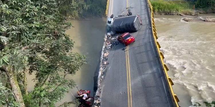Colapso de puente entre Quindío y Valle del Cauca, dejó 2 muertos.