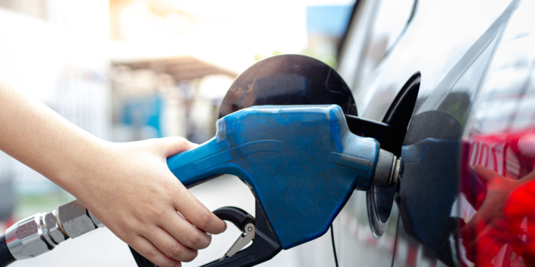 Gobierno busca cambiar la fórmula para definir el precio del combustible