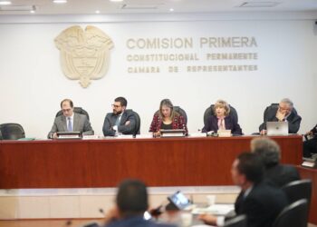 Varios congresistas exigen renuncia del Comisionado de Paz