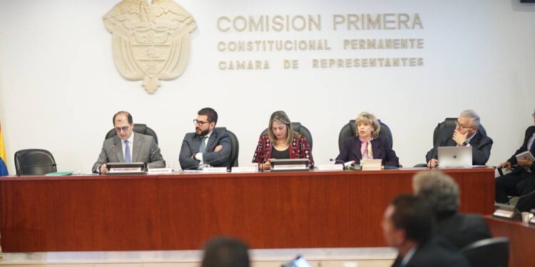 Varios congresistas exigen renuncia del Comisionado de Paz