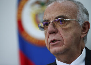 Ministro de Defensa niega que haya orden para no atacar a guerrillas y Bacrim