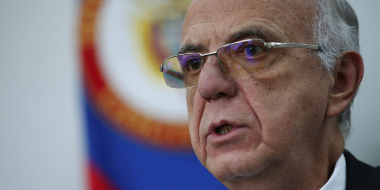 Ministro de Defensa niega que haya orden para no atacar a guerrillas y Bacrim