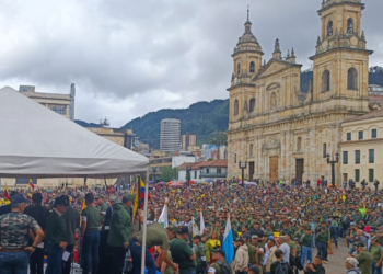 Veteranos de las Fuerzas Militares lideran plantón en la Plaza de Bolívar
