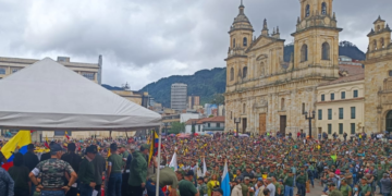 Veteranos de las Fuerzas Militares lideran plantón en la Plaza de Bolívar