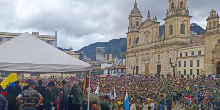 Veteranos de las Fuerzas Militares lideran plantón en la Plaza de Bolívar