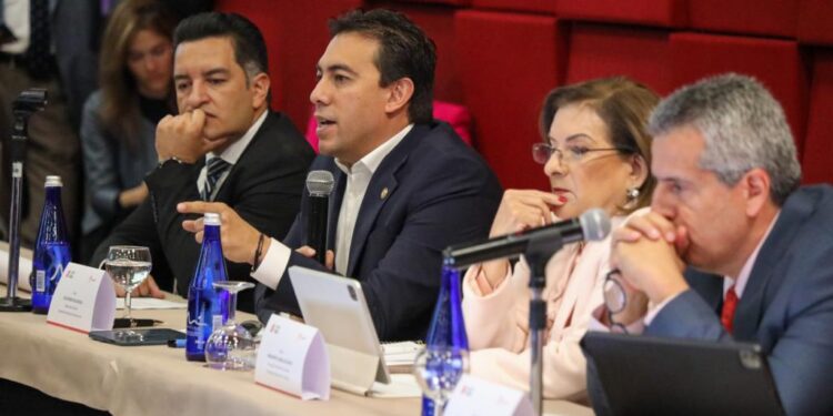Grupos criminales quieren poner los candidatos, advierte el Registrador