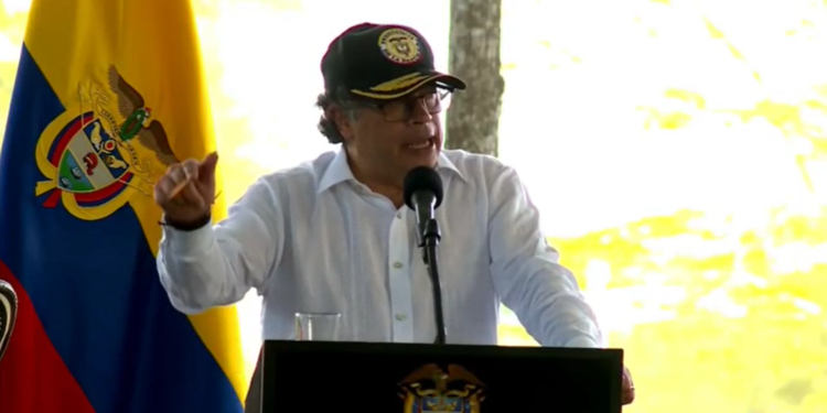 “Como si fuéramos pendejos”: Petro responde contra representante de militares retirados