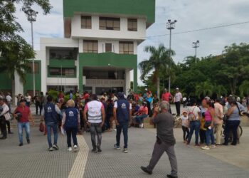 Comunidades afectadas por el invierno, mantienen plantón en la Alcaldía de Arauca