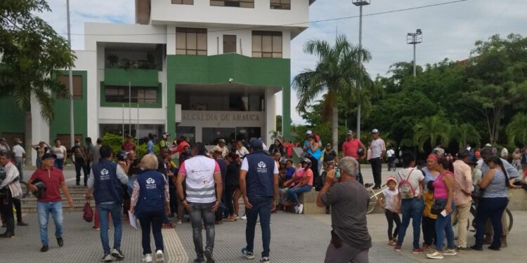 Comunidades afectadas por el invierno, mantienen plantón en la Alcaldía de Arauca