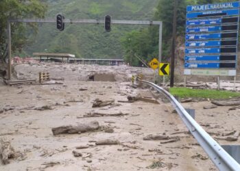Ya suman 11 fallecidos por avalancha en la vía Bogotá – Villavicencio