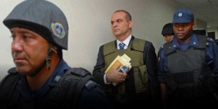 Salvatore Mancuso tiene orden de captura por más de 5.000 homicidios en Colombia