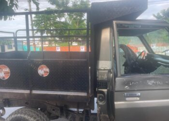 Carro campaña Padilla atacado vidrios rotos