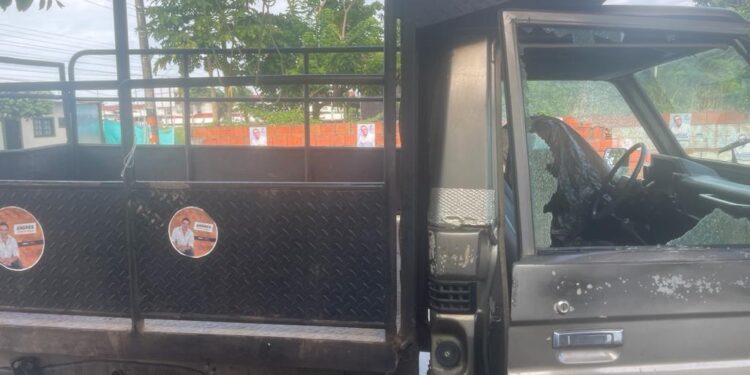 Carro campaña Padilla atacado vidrios rotos