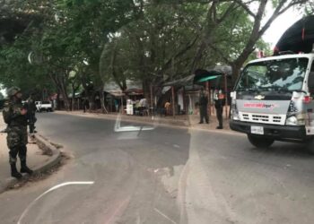 Una patrulla de la policía fue recibida a disparos en el sector Los Güires