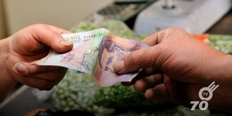 Discusión por propuesta de aumento del 18% en el salario mínimo en Colombia