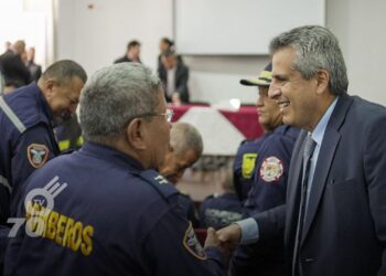 El ministro del Interior, Luis Fernando Velasco, llevó a cabo una mesa de trabajo con delegados departamentales de los cuerpos oficiales y voluntarios de bomberos del país para concertar mesas de trabajo y saldar deuda histórica con la entidad