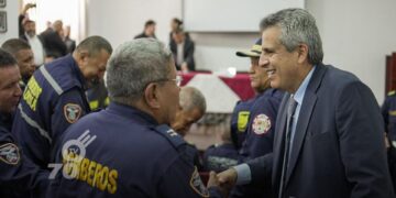 El ministro del Interior, Luis Fernando Velasco, llevó a cabo una mesa de trabajo con delegados departamentales de los cuerpos oficiales y voluntarios de bomberos del país para concertar mesas de trabajo y saldar deuda histórica con la entidad