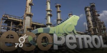 Ecopetrol inicia plan de recompra de bonos de 2014 y lanza nueva emisión, marcando su estrategia financiera adaptativa.