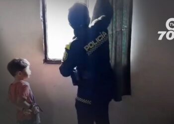 En un operativo policial en Colombia, tras la alerta de un vecino, se rescataron a dos niños víctimas de maltrato infantil por parte de su padrastro, con la complicidad de su madre. Las imágenes compartidas en la red social X muestran al niño amarrado de las manos mientras relataban el abuso a la policía.