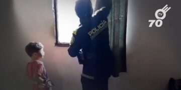 En un operativo policial en Colombia, tras la alerta de un vecino, se rescataron a dos niños víctimas de maltrato infantil por parte de su padrastro, con la complicidad de su madre. Las imágenes compartidas en la red social X muestran al niño amarrado de las manos mientras relataban el abuso a la policía.