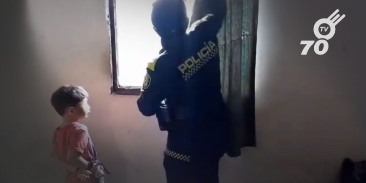En un operativo policial en Colombia, tras la alerta de un vecino, se rescataron a dos niños víctimas de maltrato infantil por parte de su padrastro, con la complicidad de su madre. Las imágenes compartidas en la red social X muestran al niño amarrado de las manos mientras relataban el abuso a la policía.
