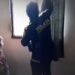 En un operativo policial en Colombia, tras la alerta de un vecino, se rescataron a dos niños víctimas de maltrato infantil por parte de su padrastro, con la complicidad de su madre. Las imágenes compartidas en la red social X muestran al niño amarrado de las manos mientras relataban el abuso a la policía.