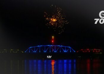 La empresa de servicio de alumbrado público Arauca Iluminada SAS ESP junto al alcalde Juan Qüenza inauguraron la iluminación del Puente José Antonio Páez en Arauca, promoviendo el turismo.