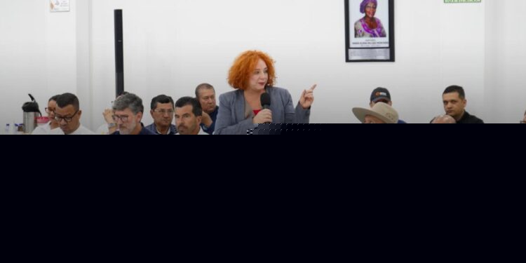 La reunión en Saravena entre las comunidades y la Viceministra del Interior no logran un acuerdo sobre la extracción de petróleo; las protestas continúan.