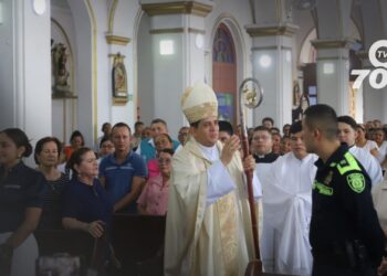 En la Misa Crismal en Arauca, el Obispo Jaime Cristóbal Abril insta a la oración por la paz y expresa preocupación por las víctimas del conflicto.