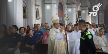 En la Misa Crismal en Arauca, el Obispo Jaime Cristóbal Abril insta a la oración por la paz y expresa preocupación por las víctimas del conflicto.