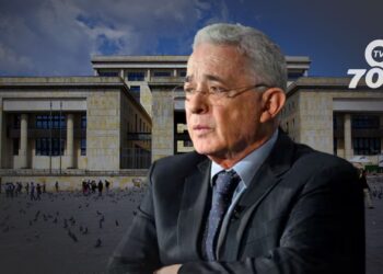 El expresidente Álvaro Uribe fue llamado a juicio por fraude procesal y soborno a testigos, marcando un momento crucial en la justicia colombiana.