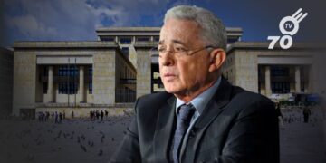 El expresidente Álvaro Uribe fue llamado a juicio por fraude procesal y soborno a testigos, marcando un momento crucial en la justicia colombiana.