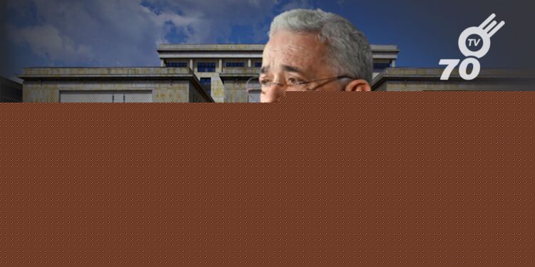 El expresidente Álvaro Uribe fue llamado a juicio por fraude procesal y soborno a testigos, marcando un momento crucial en la justicia colombiana.
