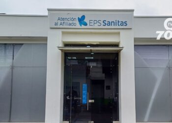 La Superintendencia de Salud interviene EPS Sanitas, afectando a 5.7 millones de afiliados, en medio de controversias políticas.