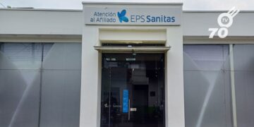 La Superintendencia de Salud interviene EPS Sanitas, afectando a 5.7 millones de afiliados, en medio de controversias políticas.